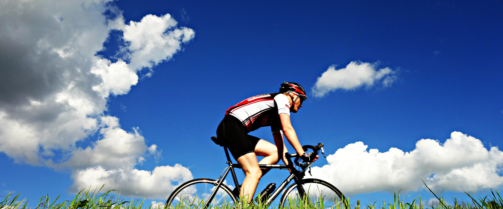 青空の下を走るロードバイク