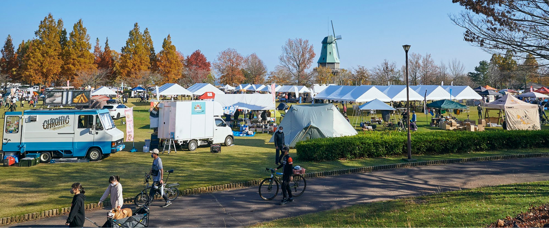公園で自転車と地域イベントを楽しむ人たち